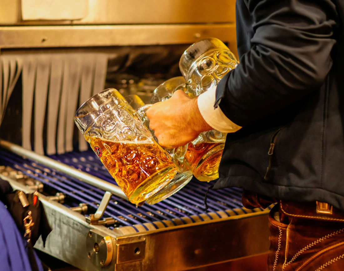 10杯のジョッキを運ぶウェイトレス、ビールを注ぎ続けるプロ、工場のような厨房──オクトーバーフェストを支える人たち